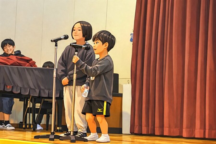教育漫才大会で、舞台のマイクに立つ子どもたち